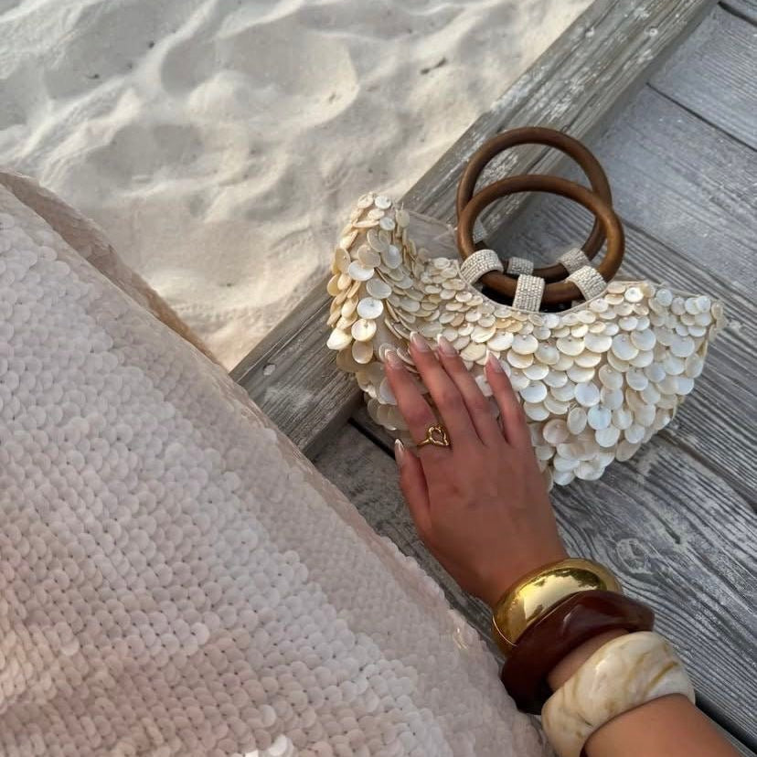 Women ivory handbag with top handle and shell detail